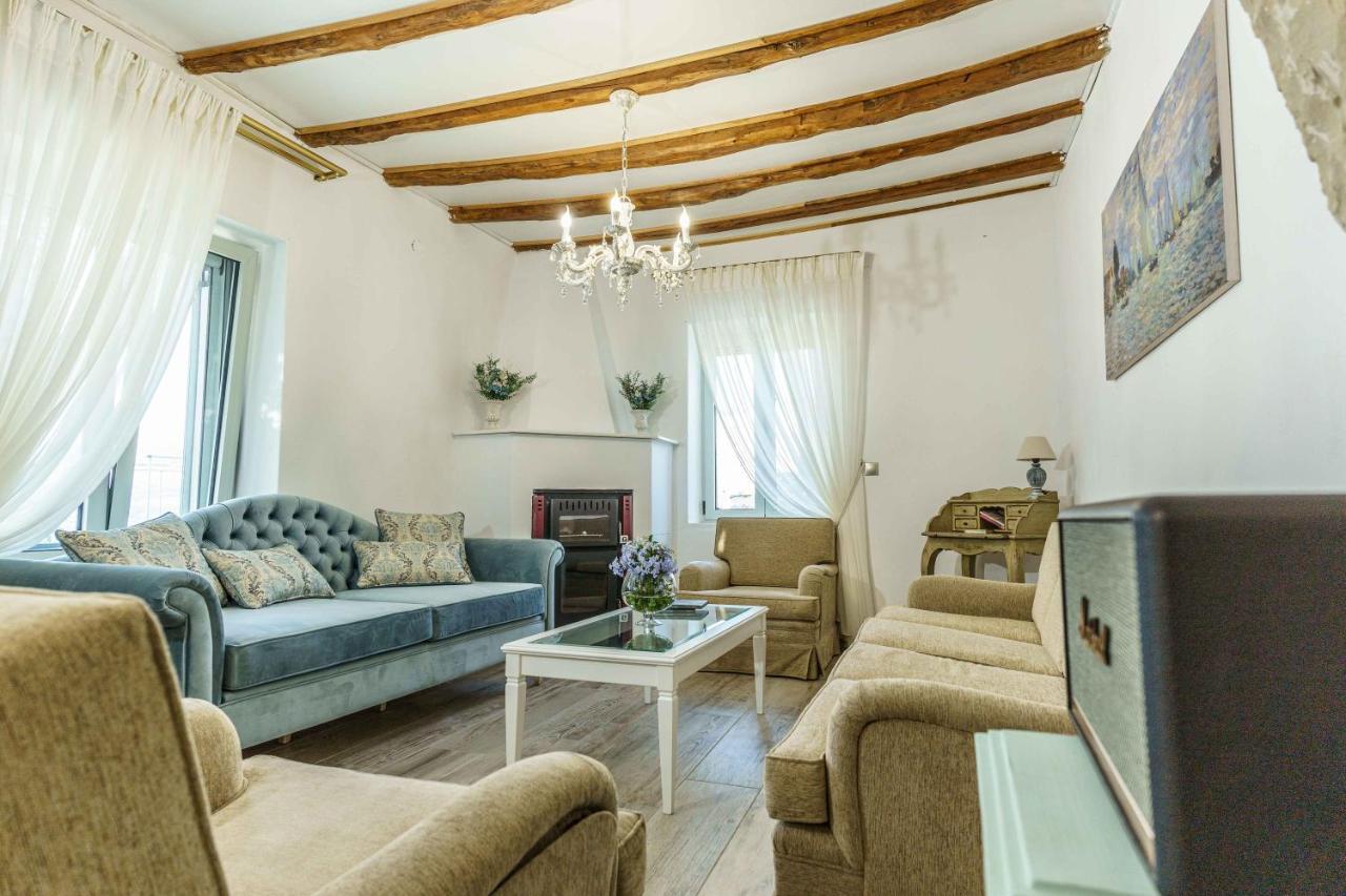 Villa Simantiri Pombia ภายนอก รูปภาพ