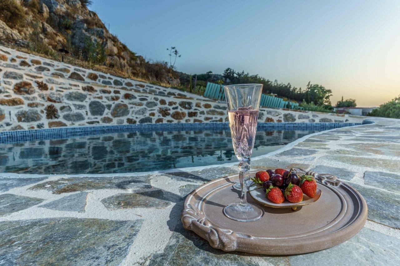 Villa Simantiri Pombia ภายนอก รูปภาพ
